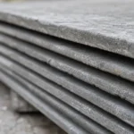 Stará vlnitá eternitová střešní krytina, u které je vhodné posoudit obsah azbestu