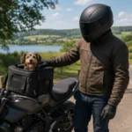 Malý pes v přepravní tašce na nádrži motocyklu, majitel stojí vedle